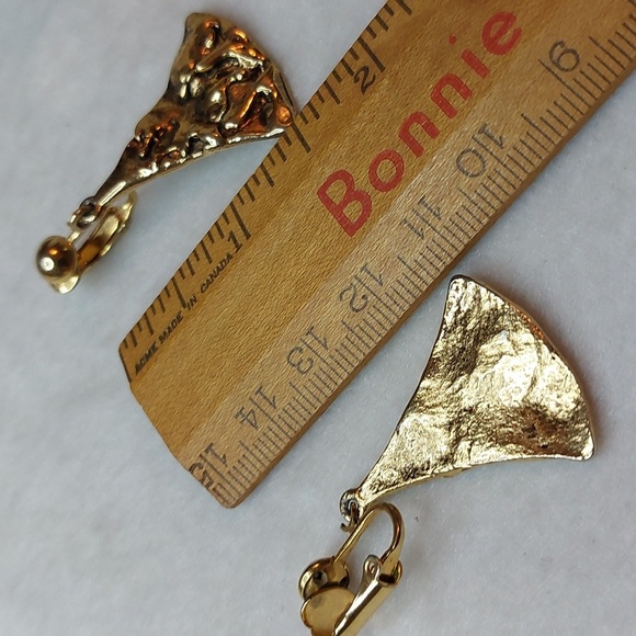 Goldtone Textured Nugget Style Triangle Clip-on Earrings Dangle Dangly - Picture 5 of 5